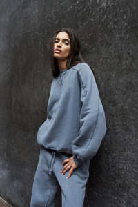 Sweat-shirt à capuche pour femme, couleur bordeaux, à manches longues, doux au toucher, idéal pour l'entraînement hivernal et la salle de sport, avec col confortable – Vente chaude - Product Image 3