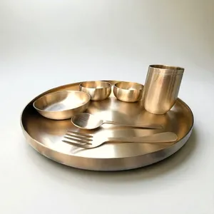 Juego de comedor de bronce hecho a mano por artesanos de Kansari, composición de cobre puro y estaño, plato tradicional thali, tazones, cuchara de vidrio, tenedor. - Product Image 1