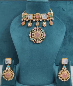 Collier de qualité supérieure avec de magnifiques boucles d'oreilles, ensemble de collier unique inspiré de Sabyasachi, idéal pour les occasions spéciales - Product Image 5
