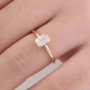 Bague en or avec moissanite taille émeraude 14K 18K, bague de fiançailles pour femme, sertie clos, solitaire, minimaliste, fine, bijoux - Product Image 2