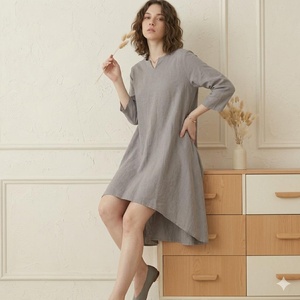 Vestido de Lino con Cuello en V, Corte en A, Dobladillo Asimétrico, Manga Tres Cuartos, Mini Vestido Casual, Ajuste Holgado, Color Gris Sólido, Tejido Transpirable - Product Image 1
