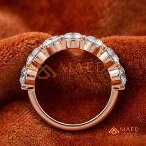 Bague tendance en vermeil or rose 14 carats avec 7 pierres de moissanite, élégante alliance éternité en argent à coupe ronde pour demande en mariage ou cadeau d'anniversaire - Product Image 3