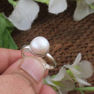 Bague en argent sterling 925 avec perle d'eau douce ronde naturelle, bague solitaire en perle blanche, bijoux fins minimalistes pour femmes - Product Image 2