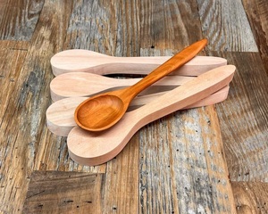 Bases de madera de cerezo para tallado de cucharas, madera dura envejecida y secada al aire para cucharas talladas a mano y proyectos de tallado. - Product Image 3
