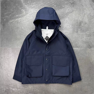 เสื้อแจ็คเก็ตกันลมสไตล์ OEM สำหรับฤดูหนาว คอตั้ง ปิดแบบสวมหัว ผลิตด้วยวิธีการทอผ้าแบบไม่ถักทอ - Product Image 1