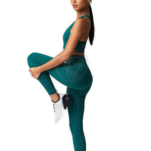 Ensemble de yoga et de sport sur mesure pour femmes grandes tailles, durable, 100 % polyester, avec logo frontal, séchage rapide et respirant - Product Image 4