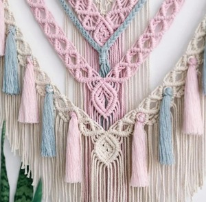 Décoration murale en macramé surdimensionnée et tendance aux couleurs vibrantes pour la décoration intérieure, les intérieurs élégants et les cadeaux, fabriquée en Inde. - Product Image 2