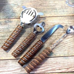 Juego de herramientas de barra con mango de madera cruda, acabado plateado, perfecto para bares domésticos, clubes, eventos y uso en servicios de catering, hecho a mano en India. - Product Image 1