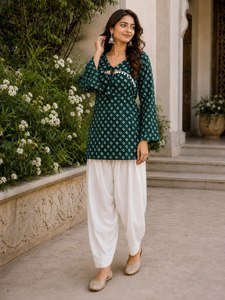 Ensemble Lehenga Choli en coton pur de qualité supérieure avec imprimé Bandhej et pantalon Farsi pour femmes, infroissable, extensible, traditionnel, toutes saisons - Product Image 1