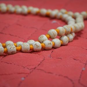 Collier de prière en perles de bois naturel de qualité supérieure, motif agneau blanc, pour chant, méditation, spiritualité, vente en gros en vrac - Product Image 4