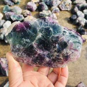 Vente en gros de fluorite naturelle arc-en-ciel de haute qualité – Cristal brut multicolore violet, vert et bleu - Product Image 1