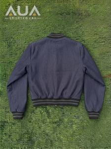 เสื้อแจ็คเก็ตหนังเทียม PU สีดำสไตล์สตรีทแวร์สำหรับผู้ชาย ตกแต่งลายใยแมงมุมด้านหลัง ปักลาย ประดับหมุด ซิป แต่งผ้าบุสีแดงแบบ Quilted ทรงบอมเบอร์ - Product Image 6