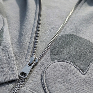Ensemble de survêtement gris personnalisé à capuche, coupe ample, avec poches latérales et motif cœur en relief, idéal pour l'automne - Product Image 6