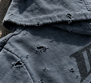 Sweat à capuche bleu gris délavé personnalisé avec détails usés et poche kangourou, sweat à capuche streetwear personnalisé pour homme - Product Image 4