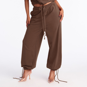 Conjunto Deportivo de Verano para Mujer, Estilo Moderno, con Logotipo Personalizado, Top Corto sin Mangas y Pantalones Jogger, 100% Algodón, para Gimnasio y Fitness - Product Image 3