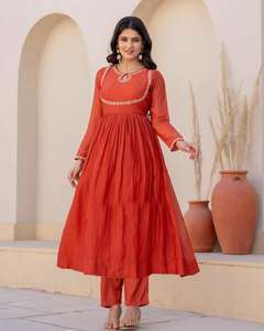 Ensemble tendance pour femmes : Kurti droit en viscose de soie brodé orange avec pantalon en viscose de soie et dupatta en soie - Product Image 5