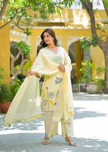 Ensemble élégant pour femmes, Kurti court en coton 60x60 avec motifs floraux bleus, détail col en V et dupatta imprimé pour l'été - Product Image 5