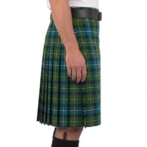 Kilt Escocés Plisado MacNeil Barra para Hombre, Diseño Tartán Antiguo Verde y Amarillo con Cinturón de Cuero - Product Image 4