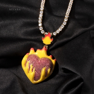 Colgante Corazón en Fuego – Diseño de Llama que se Derrite con Brillo de Moissanita, Diseño de Llama que se Derrite en Plata 925, Colgante Amor en Llamas - Product Image 2