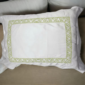 Almohadas bordadas de seda exportadas a Europa Modelos de diseño personalizado Producidas en grandes cantidades - Product Image 3