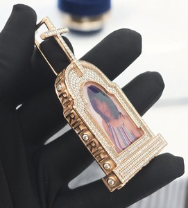 Pendentif Croix Personnalisé avec Photo, Moissanite Glacée, Bijoux Hip Hop, Or Rose, Pièce Commémorative, Design de Luxe - Product Image 1