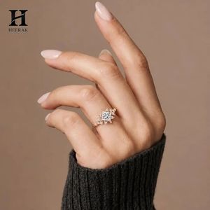 Bague Solitaire Personnalisée en Or avec Moissanite Taille Princesse, Sertissage Étoile, Halo Éclatant, Bijoux Fins, Vente en Gros Fabricant - Product Image 2