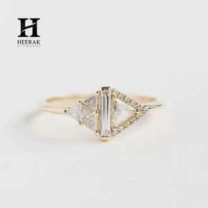 Bague personnalisée en diamant baguette cultivé en laboratoire, or 18 carats, triangle asymétrique, taille triligne, mosaïque, bijoux fins en grappe - Product Image 2