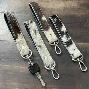 Nouveauté Porte-clés en cuir de vache véritable fait à la main avec clip métallique Durable Porte-clés en cuir de vache à poils Porte-clés personnalisé pour unisexe - Product Image 4