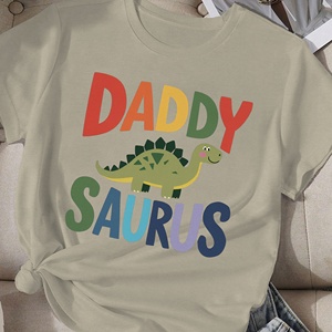 Camiseta cómoda para mujer con ilustración de DADDY SAURUS - Product Image 4