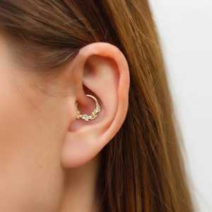 Pendiente de Aro para Piercing de Plata de Ley 925 con Baño de Oro de 14K, Diseño de Hoja, con Circonita Cúbica, para Septum, Daith y Helix - Product Image 4