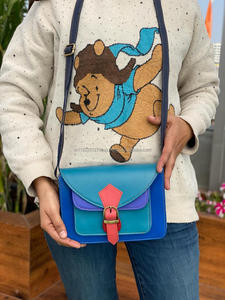 Piccola borsa a tracolla in pelle riciclata con borsa Color arcobaleno elegante e unica da donna con tracolla sostenibile - Product Image 3