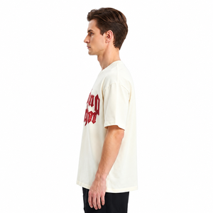T-shirt graphique surdimensionné personnalisé blanc crème style streetwear avec impression typographique gothique rouge - Product Image 2