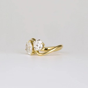 Bague de fiançailles solitaire Toi et Moi en or jaune 14 carats avec diamant ovale taille coussin de 2,25 carats, deux pierres cultivées en laboratoire, style minimaliste - Product Image 2