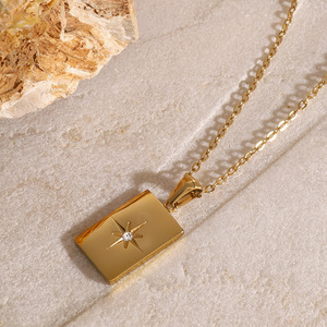 Collar Minimalista con Colgante de Estrella Geométrica de Acero Inoxidable Chapado en Oro de 18K con Circonita - Product Image 4