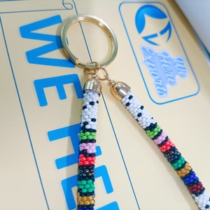 WE HERE EXPORTS Porte-clés de poignet tendance pour femme, fait main, avec perles de rocaille et pierres imitation perle, à insérer dans les ongles, cadeau, modèle bleu - Product Image 1