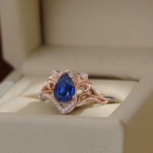 Anillos finos hechos a mano inspirados en la naturaleza-Anillo de hoja de zafiro azul en forma de pera de oro rosa sólido de 10K con banda de moissanita curvada en V - Product Image 1