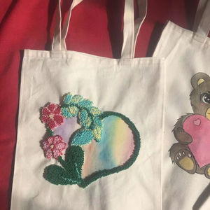 กระเป๋าผ้าแคนวาสลายปักหัวใจสีรุ้งและลายดอกไม้ สำหรับขายส่งจำนวนมาก เหมาะสำหรับใส่ของช้อปปิ้งหรือใช้ซ้ำได้ สำหรับผู้หญิง ขายปลีก - Product Image 1