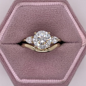 Anillo de Compromiso con Tres Diamantes Cultivados en Laboratorio, Corte Redondo de 3 Quilates, con Banda a Juego y Piedras Laterales en Forma de Pera - Product Image 3