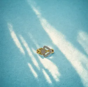 Bague en or jaune à pointe de flèche, incrustation d'émail blanc et pavé de diamants, motif floral sophistiqué en chevron, bijoux fins - Product Image 3