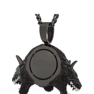 Pendentif chien à trois têtes noir avec détail œil rouge pour homme, style hip-hop, bijoux statement HUMERA JEWELS - Product Image 2