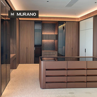 Dressing contemporain du sol au plafond avec portes en verre et PETG, grande capacité durable pour chambre, hôtel, villa, armoire