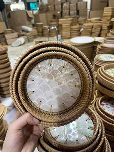 Bandeja de Ratán con Madreperla Hecha a Mano en Vietnam para Presentación Decorativa, Almacenamiento y Uso en Mesa - Product Image 3