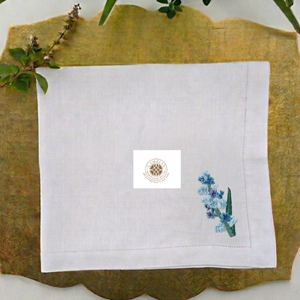 Servilleta de lino bordada con flor de lavanda, tonos suaves y relajantes, ideal para la hora del té y decoración rústica. - Product Image 4
