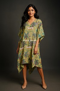 Robe Kaftan en Coton Vert Sauge Faite à la Main, Écologique, Imprimé Jungle Tropicale, Col en V, Manches Chauve-Souris, Coupe Décontractée, Tenue de Détente - Product Image 5