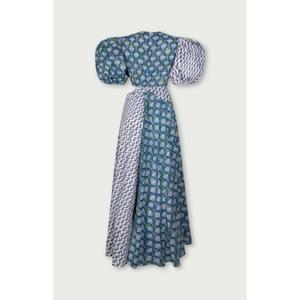 Robe longue moderne de qualité supérieure, motif audacieux bleu, équilibre parfait des couleurs, fente latérale à la taille - Product Image 2