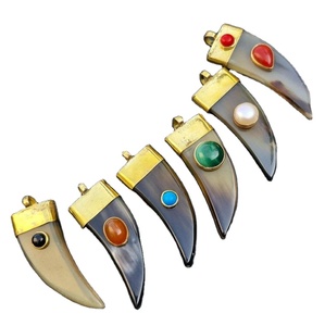 Pendentif en corne de buffle écologique de haute qualité avec incrustation en laiton pour bijoux de mode sur le thème de l'amour - Product Image 1