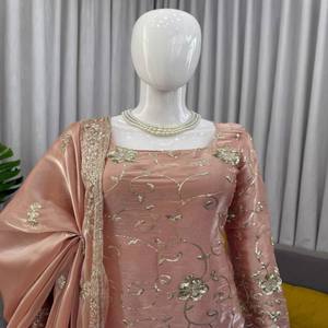 Conjunto Kurti Sharara de Seda VASTRA COTTAGE con Bordado de Lentejuelas y Hilo, con Dupatta, Completamente Cosido, Ropa Étnica Festiva para Fiestas - Product Image 2