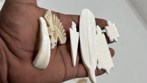 Colgantes de Hueso Tallados a Mano con Diseños de Coníferas, Plumas de Tortuga y Puntas de Flecha, en Colores Crema/Blanco Hueso/Marrón Claro, para la Creación de Joyería Artesanal - Product Image 3