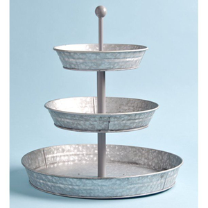 Support de service rustique à 3 niveaux en métal galvanisé pour présentation de cupcakes et desserts lors de mariages et fêtes - Product Image 6
