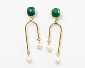 Boucles d'oreilles clous en onyx vert taille poire, laiton plaqué or, perle naturelle sertie clos, tendance géométrique, pompon, pour femme - Product Image 1